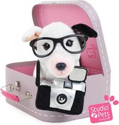 Laden Sie das Bild in den Galerie-Viewer, STUDIO PETS PLUSH – CHARLIE MIT KAMERA & KOFFER (23 CM)