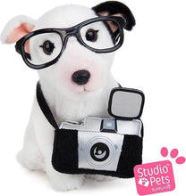 Laden Sie das Bild in den Galerie-Viewer, STUDIO PETS PLUSH – CHARLIE MIT KAMERA & KOFFER (23 CM)