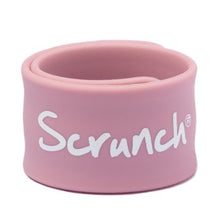 Laden Sie das Bild in den Galerie-Viewer, SCRUNCH – NOTFALL-ARMBAND MIT SCHNAPPER (DIVERSE FARBEN)