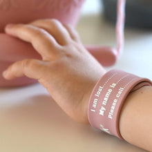 Laden Sie das Bild in den Galerie-Viewer, SCRUNCH – NOTFALL-ARMBAND MIT SCHNAPPER (DIVERSE FARBEN)