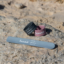 Laden Sie das Bild in den Galerie-Viewer, SCRUNCH – NOTFALL-ARMBAND MIT SCHNAPPER (DIVERSE FARBEN)