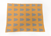 Laden Sie das Bild in den Galerie-Viewer, KNITTED ORGANIC BLANKET – MUSTARD