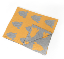 Laden Sie das Bild in den Galerie-Viewer, KNITTED ORGANIC BLANKET – MUSTARD