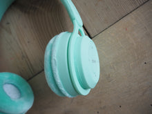 Laden Sie das Bild in den Galerie-Viewer, WIRELESS HEADSET – MINT GREEN