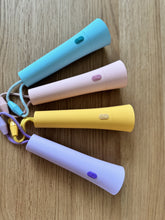 Laden Sie das Bild in den Galerie-Viewer, FLASHLIGHT - DIMMBARE FARBWECHSEL TASCHENLAMPE - YELLOW
