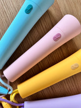 Laden Sie das Bild in den Galerie-Viewer, FLASHLIGHT - DIMMBARE FARBWECHSEL TASCHENLAMPE - BLUE
