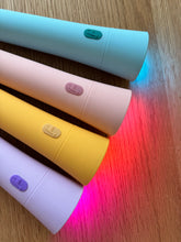 Laden Sie das Bild in den Galerie-Viewer, FLASHLIGHT - DIMMBARE FARBWECHSEL TASCHENLAMPE - PURPLE
