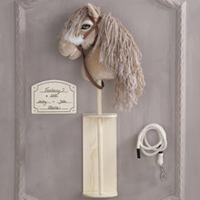 Laden Sie das Bild in den Galerie-Viewer, PANDURO HOBBY HORSE STALLSCHILD UNBEMALT
