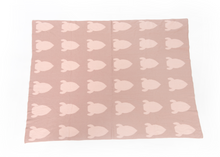 Laden Sie das Bild in den Galerie-Viewer, KNITTED ORGANIC BLANKET – PINK
