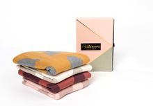 Laden Sie das Bild in den Galerie-Viewer, KNITTED ORGANIC BLANKET – MUSTARD
