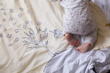 Laden Sie das Bild in den Galerie-Viewer, ORGANIC BLANKET – UNICORN
