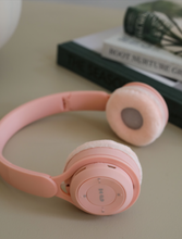 Laden Sie das Bild in den Galerie-Viewer, WIRELESS HEADSET – COTTONCANDY PINK
