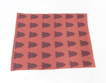 Laden Sie das Bild in den Galerie-Viewer, KNITTED ORGANIC BLANKET – RED

