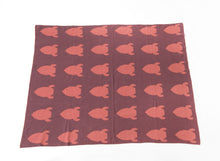 Laden Sie das Bild in den Galerie-Viewer, KNITTED ORGANIC BLANKET – RED
