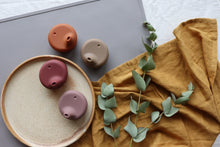 Laden Sie das Bild in den Galerie-Viewer, SIPPY LIDS SET – TERRA &amp; CREAM
